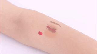 BIODERMA(ビオデルマ) サンシビオ エイチツーオー Dの商品画像5 実際に商品を使用してメイクを落としている様子